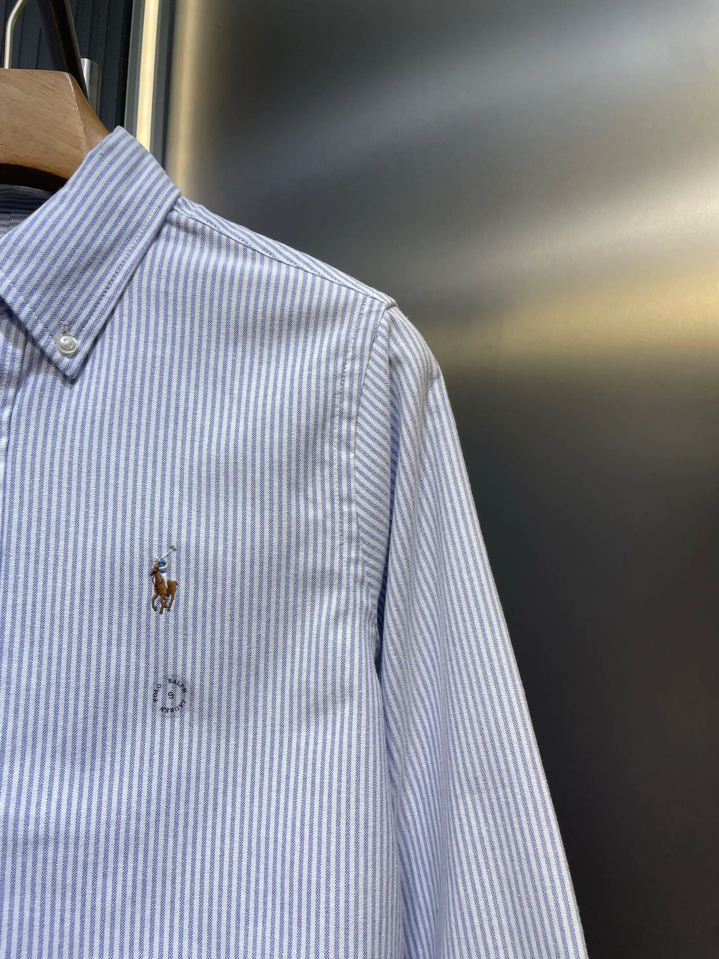 P370 Ral Lauren🌟Ralph Lauren Oxford woven striped logo embroidered buttoned lapel long-sleeved casual shirt, same style for men and women, comes with a sense of atmosphere, is comfortable and versatile, and has perfect texture. It is an exquisite style that walks between formal and casual! The classic official website without style classification is on sale. It is made of original pure cotton Oxford fabric, washed for ready-to-wear, skin-friendly and comfortable, with classic embroidered logo, invincible and versatile, suitable for both business and leisure! A complete set of original three-label accessories, 2 models of collar buttons, different currencies, and three spare buttons with a small amount left over from the original order! All fabric accessories are provided by customers! ! The details and craftsmanship are amazing! The QR code can be scanned! A wardrobe essential! The style is simple, stylish and casual! Super handsome upper body! Don’t miss it if you like it! Classic embroidered logo, versatile and suitable for both business and leisure!   size：xs-xl